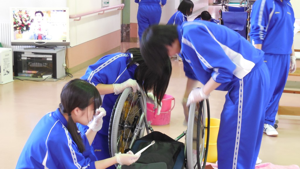 弘前学院聖愛中学高等学校の生徒さんによる奉仕活動の訪問を受けました