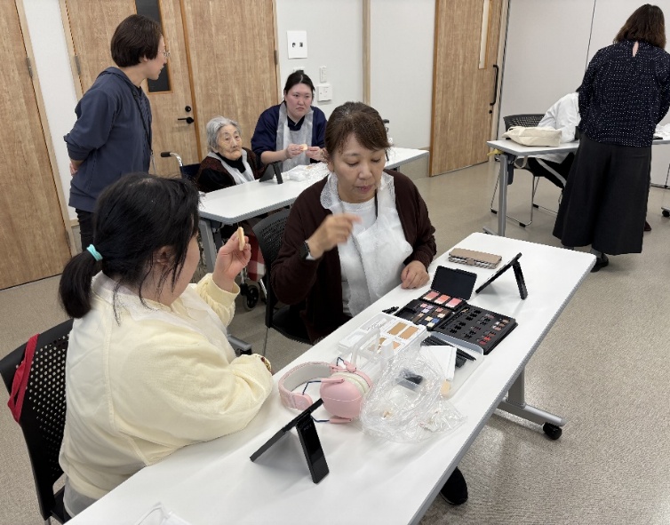 障害者支援施設 山郷館 秋のビューティーセミナーで新しいワタシ発見!