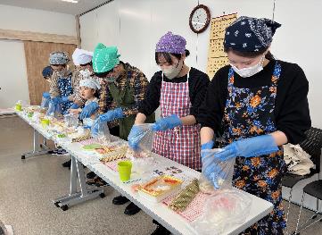 弘前市障害者生活支援センター デコ巻き寿司教室を開催しました